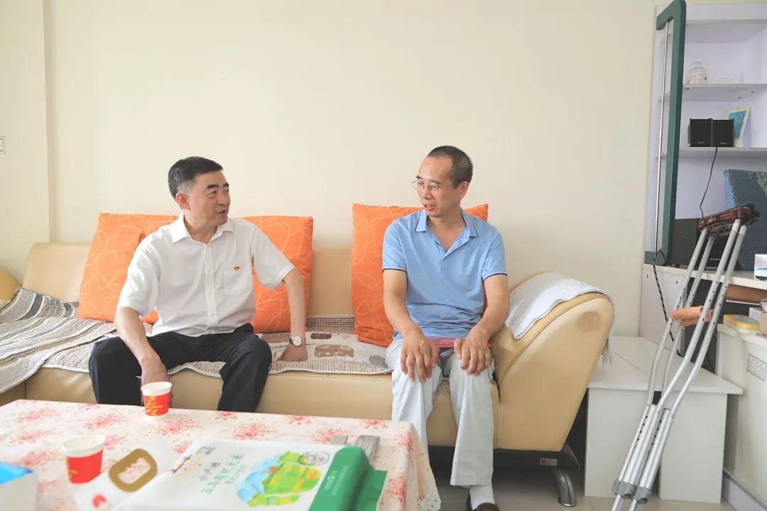 蜀道集团党委副书记、董事邹蔚走访慰问四川路桥困难党员