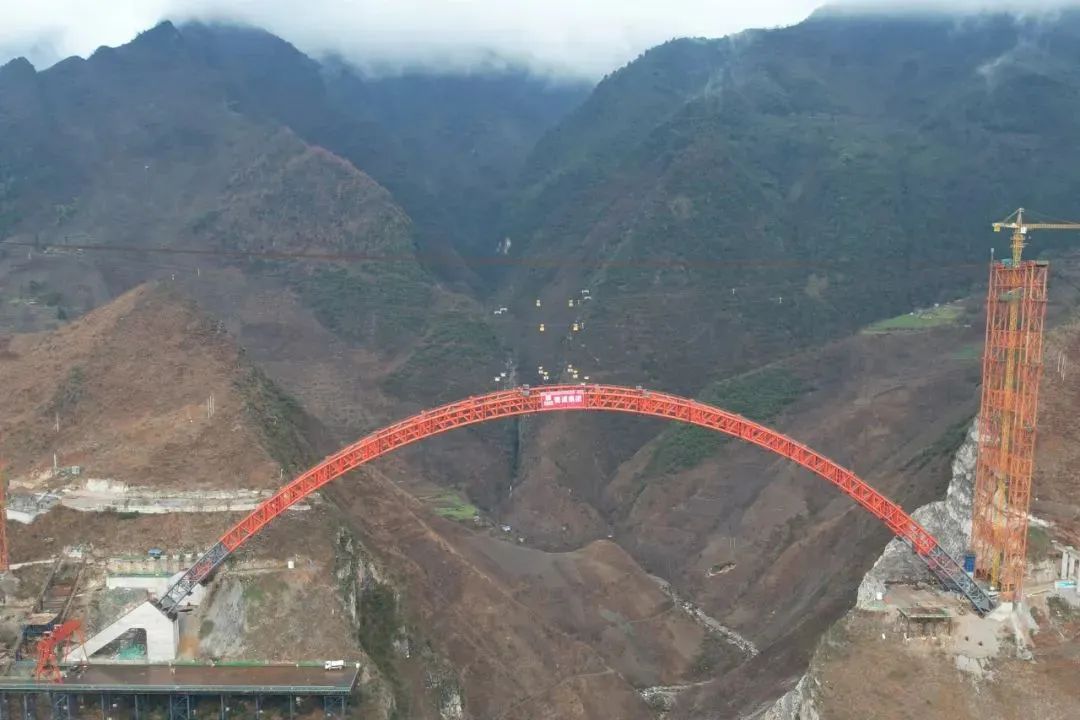 媒体关注 | “V”型深谷现“彩虹”！宜攀高速上乌角特大桥主拱圈顺利合龙
